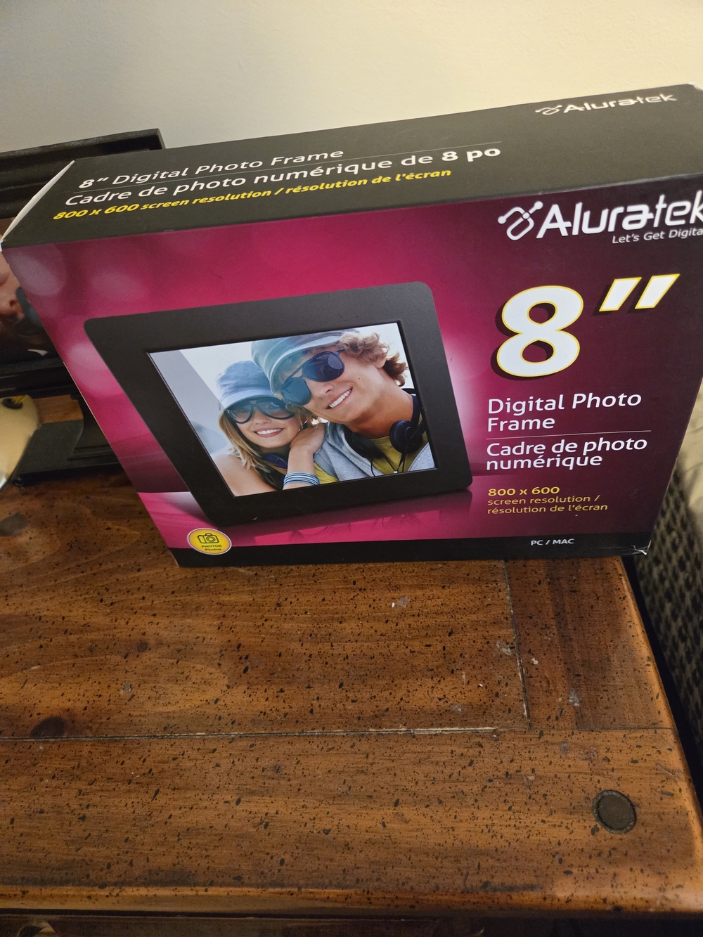 8" Black Digital Photo Frame - 800x600